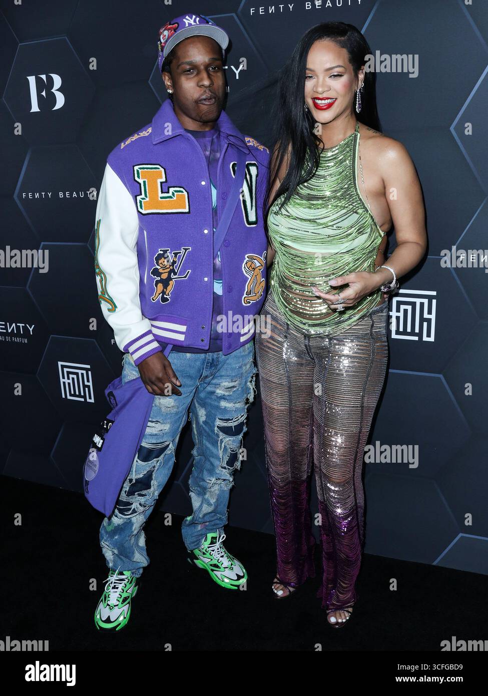 (FILE) la Fondation Clara Lionel de Rihanna mettra en lumière l’art caribéen avec le partenariat de la Fondation New Mellon. HOLLYWOOD, LOS ANGELES, CALIFORNIE, États-Unis - 11 FÉVRIER : le rappeur américain A$AP Rocky (ASAP Rocky, Rakim Athelaston Mayers) et sa petite amie enceinte/chanteuse barbadienne, actrice, femme d'affaires et humanitaire Rihanna (Robyn Rihanna Fenty) portant l'Attico arrivent à la Fenty Beauty and Fenty Skin Celebration organisée par Rihanna aux Goya Studios le 11 février 2022 à Hollywood, Los Angeles, Californie, États-Unis. (Photo de Xavier Collin/image Press Agency) Banque D'Images