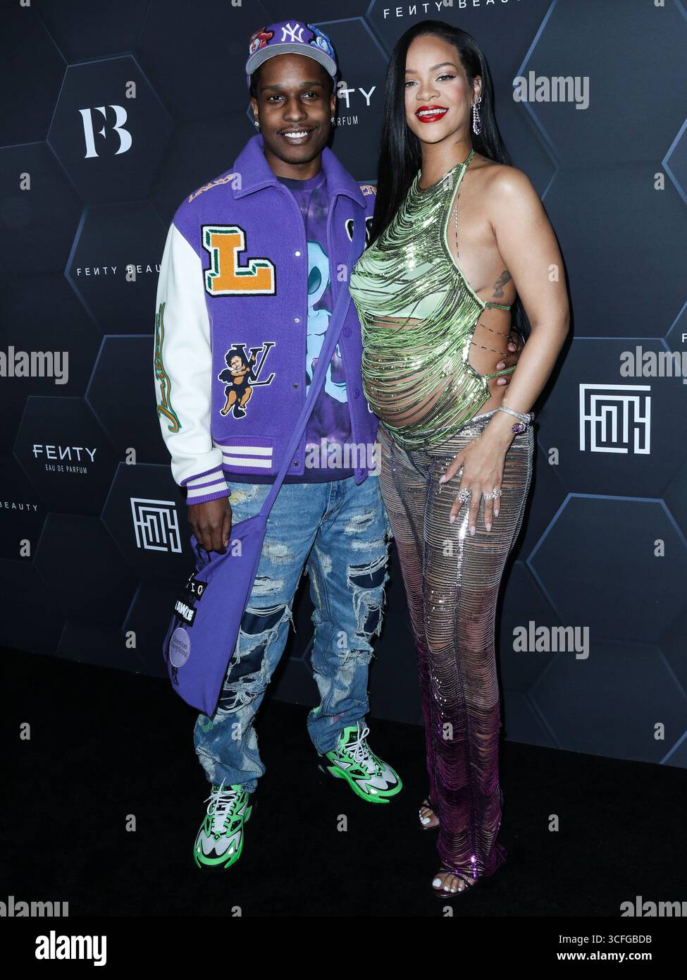 (FILE) la Fondation Clara Lionel de Rihanna mettra en lumière l’art caribéen avec le partenariat de la Fondation New Mellon. HOLLYWOOD, LOS ANGELES, CALIFORNIE, États-Unis - 11 FÉVRIER : le rappeur américain A$AP Rocky (ASAP Rocky, Rakim Athelaston Mayers) et sa petite amie enceinte/chanteuse barbadienne, actrice, femme d'affaires et humanitaire Rihanna (Robyn Rihanna Fenty) portant l'Attico arrivent à la Fenty Beauty and Fenty Skin Celebration organisée par Rihanna aux Goya Studios le 11 février 2022 à Hollywood, Los Angeles, Californie, États-Unis. (Photo de Xavier Collin/image Press Agency) Banque D'Images