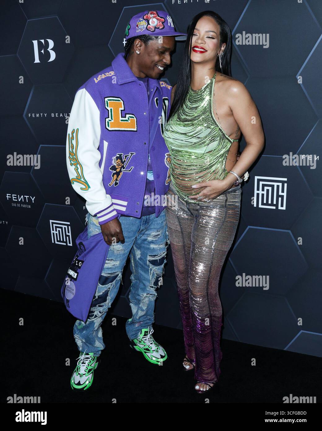 (FILE) la Fondation Clara Lionel de Rihanna mettra en lumière l’art caribéen avec le partenariat de la Fondation New Mellon. HOLLYWOOD, LOS ANGELES, CALIFORNIE, États-Unis - 11 FÉVRIER : le rappeur américain A$AP Rocky (ASAP Rocky, Rakim Athelaston Mayers) et sa petite amie enceinte/chanteuse barbadienne, actrice, femme d'affaires et humanitaire Rihanna (Robyn Rihanna Fenty) portant l'Attico arrivent à la Fenty Beauty and Fenty Skin Celebration organisée par Rihanna aux Goya Studios le 11 février 2022 à Hollywood, Los Angeles, Californie, États-Unis. (Photo de Xavier Collin/image Press Agency) Banque D'Images