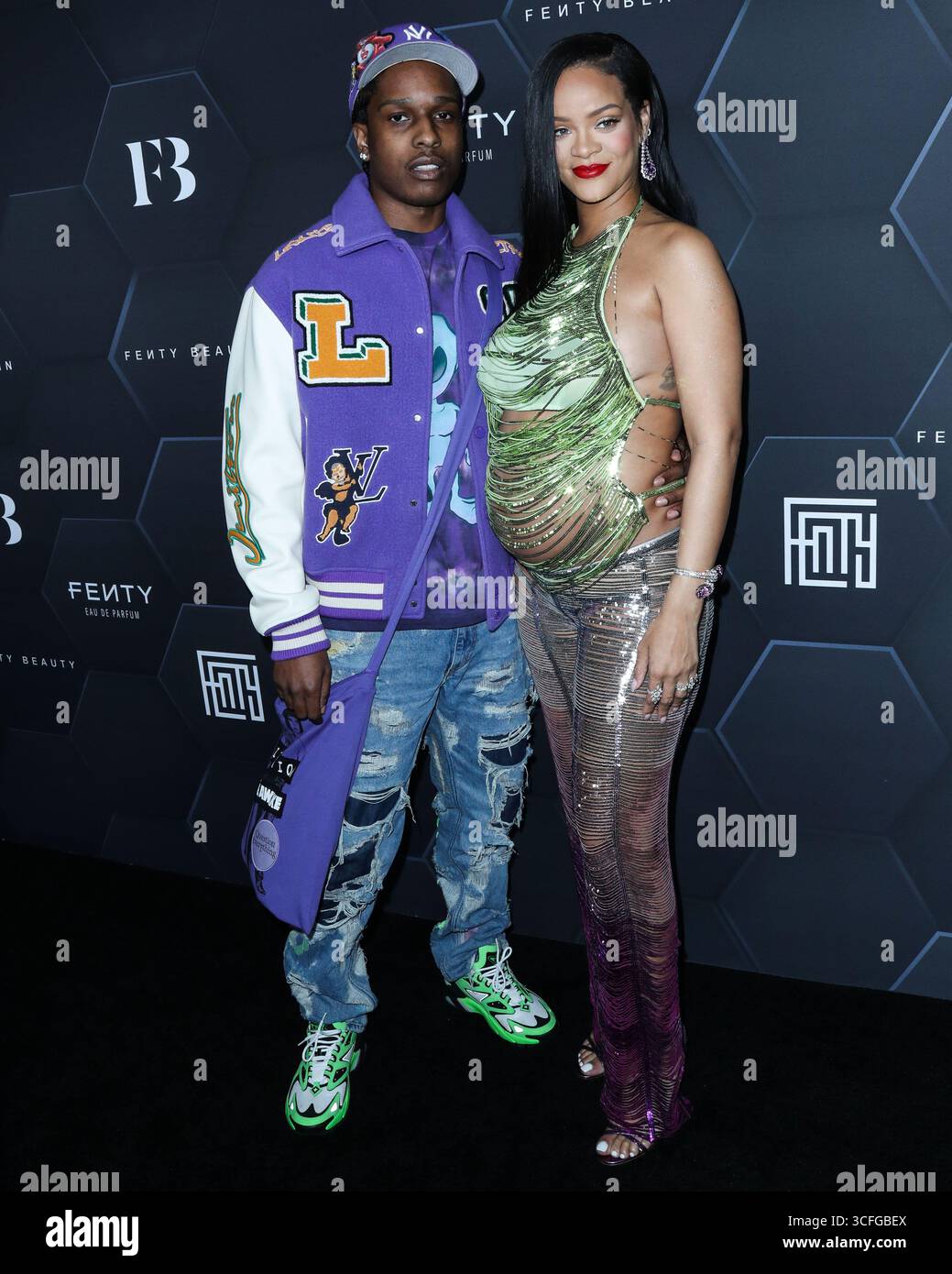 (FILE) la Fondation Clara Lionel de Rihanna mettra en lumière l’art caribéen avec le partenariat de la Fondation New Mellon. HOLLYWOOD, LOS ANGELES, CALIFORNIE, États-Unis - 11 FÉVRIER : le rappeur américain A$AP Rocky (ASAP Rocky, Rakim Athelaston Mayers) et sa petite amie enceinte/chanteuse barbadienne, actrice, femme d'affaires et humanitaire Rihanna (Robyn Rihanna Fenty) portant l'Attico arrivent à la Fenty Beauty and Fenty Skin Celebration organisée par Rihanna aux Goya Studios le 11 février 2022 à Hollywood, Los Angeles, Californie, États-Unis. (Photo de Xavier Collin/image Press Agency) Banque D'Images