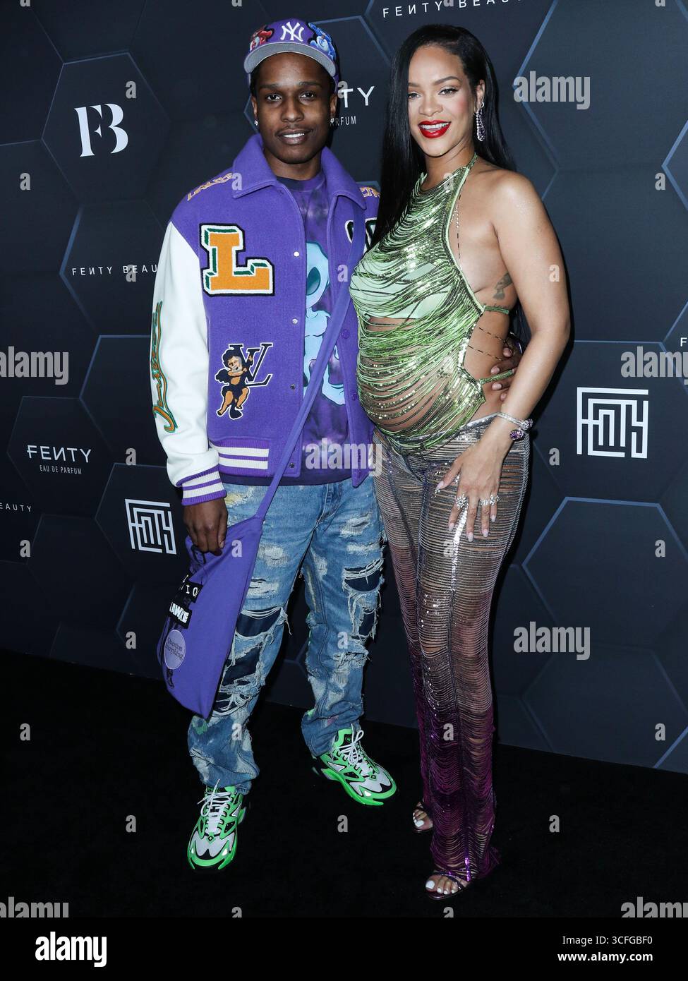 (FILE) la Fondation Clara Lionel de Rihanna mettra en lumière l’art caribéen avec le partenariat de la Fondation New Mellon. HOLLYWOOD, LOS ANGELES, CALIFORNIE, États-Unis - 11 FÉVRIER : le rappeur américain A$AP Rocky (ASAP Rocky, Rakim Athelaston Mayers) et sa petite amie enceinte/chanteuse barbadienne, actrice, femme d'affaires et humanitaire Rihanna (Robyn Rihanna Fenty) portant l'Attico arrivent à la Fenty Beauty and Fenty Skin Celebration organisée par Rihanna aux Goya Studios le 11 février 2022 à Hollywood, Los Angeles, Californie, États-Unis. (Photo de Xavier Collin/image Press Agency) Banque D'Images