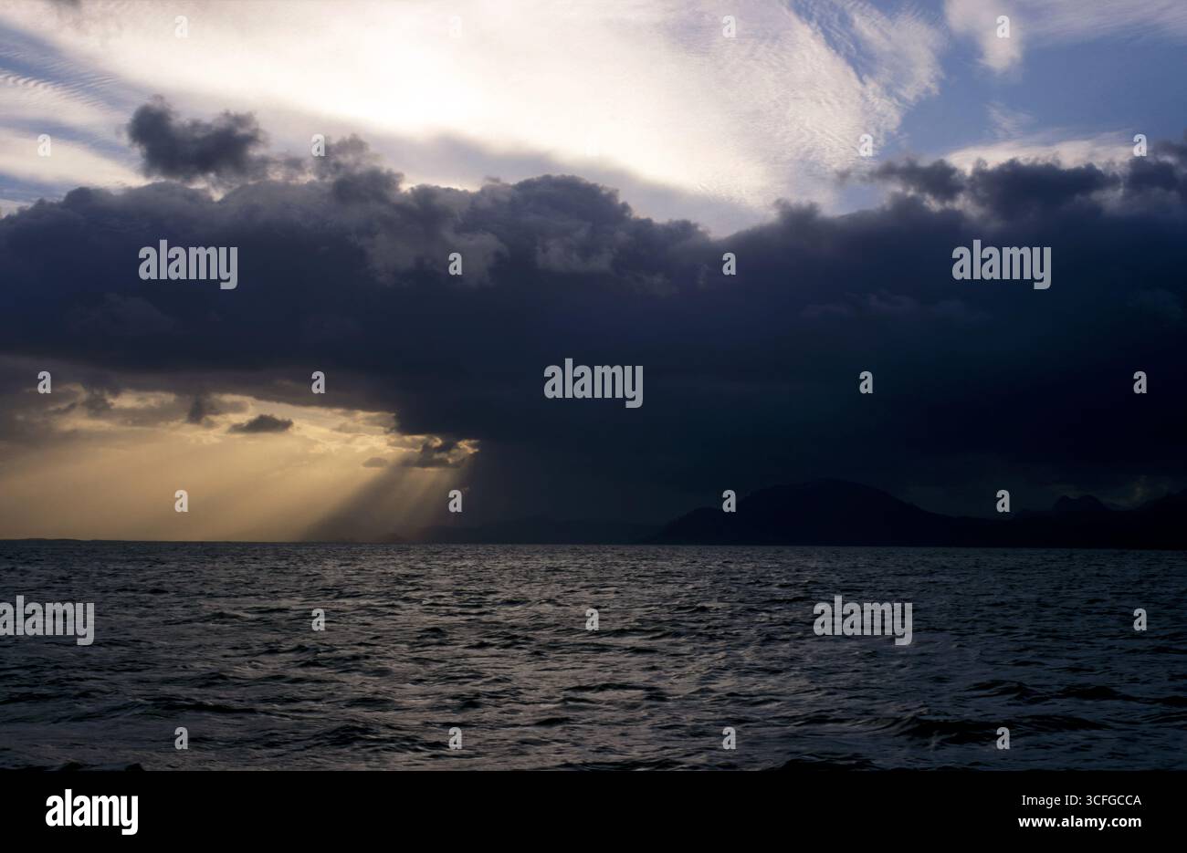Tôt le matin en avril le long de la côte norvégienne. Averses et un peu de soleil, rafales de vent. Banque D'Images