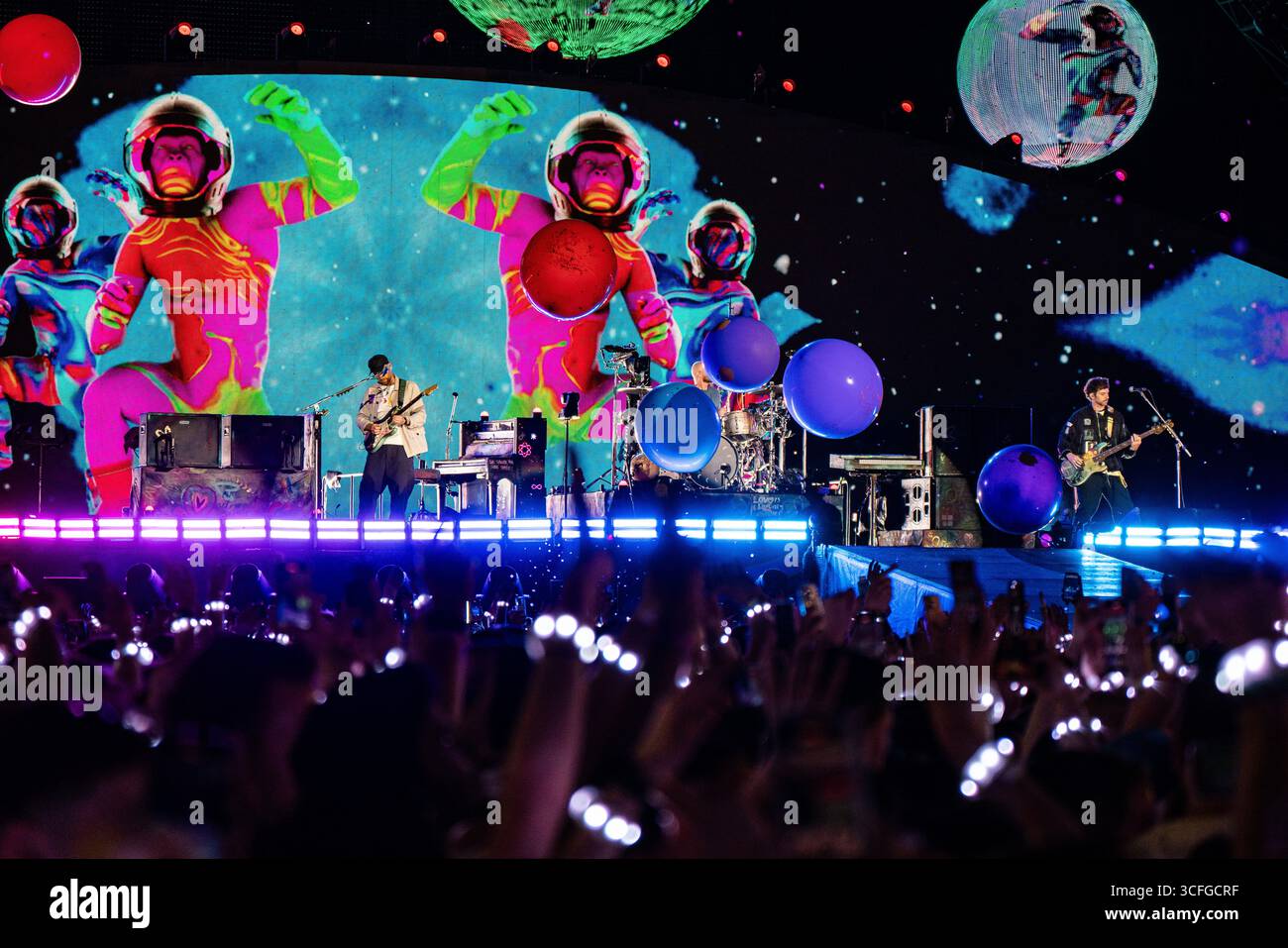 Londres, Royaume-Uni. 22 août 2025. Chris Martin, Guy Berryman, Jonny Buckland et Will Champion de Coldplay se produisent en direct sur scène au stade de Wembley. Coldplay a joué la première nuit de leur 10 dates run au Wembley Stadium London UK dans le cadre de leur tournée Music of the Spheres World Tour. (Photo de Bonnie Britain/SOPA images/SIPA USA) crédit : SIPA USA/Alamy Live News Banque D'Images