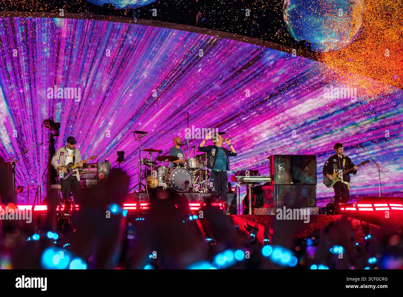 Londres, Royaume-Uni. 22 août 2025. Chris Martin, Guy Berryman, Jonny Buckland et Will Champion de Coldplay se produisent en direct sur scène au stade de Wembley. Coldplay a joué la première nuit de leur 10 dates run au Wembley Stadium London UK dans le cadre de leur tournée Music of the Spheres World Tour. (Photo de Bonnie Britain/SOPA images/SIPA USA) crédit : SIPA USA/Alamy Live News Banque D'Images