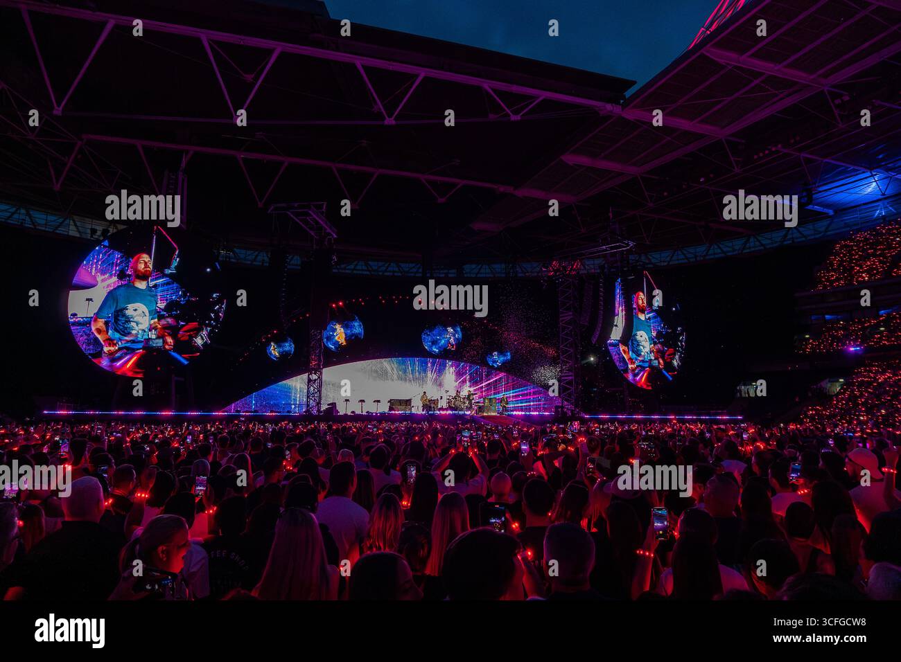 Londres, Royaume-Uni. 22 août 2025. Chris Martin, Guy Berryman, Jonny Buckland et Will Champion de Coldplay se produisent en direct sur scène au stade de Wembley. Coldplay a joué la première nuit de leur 10 dates run au Wembley Stadium London UK dans le cadre de leur tournée Music of the Spheres World Tour. (Photo de Bonnie Britain/SOPA images/SIPA USA) crédit : SIPA USA/Alamy Live News Banque D'Images