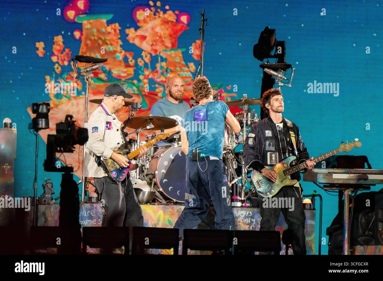 Londres, Royaume-Uni. 22 août 2025. Chris Martin, Guy Berryman, Jonny Buckland et Will Champion de Coldplay se produisent en direct sur scène au stade de Wembley. Coldplay a joué la première nuit de leur 10 dates run au Wembley Stadium London UK dans le cadre de leur tournée Music of the Spheres World Tour. (Photo de Bonnie Britain/SOPA images/SIPA USA) crédit : SIPA USA/Alamy Live News Banque D'Images