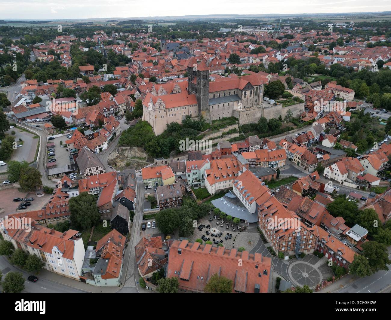 Quedlinburg, Allemagne. 19 août 2025. Vue sur la collégiale de préparServatius avec le musée du château. Une nouvelle exposition muséale est en cours de création avec une galerie de portraits à grande échelle des abbesses de l'abbaye séculaire de 936 à 1802. Les femmes âgées de 15 à 75 ans sont recherchées pour être photographiées pour un portrait historique. Les images seront ensuite traitées numériquement afin de représenter l'abbesse respective de manière réaliste. (Photo aérienne avec un drone) crédit : Matthias Bein/dpa/Alamy Live News Banque D'Images