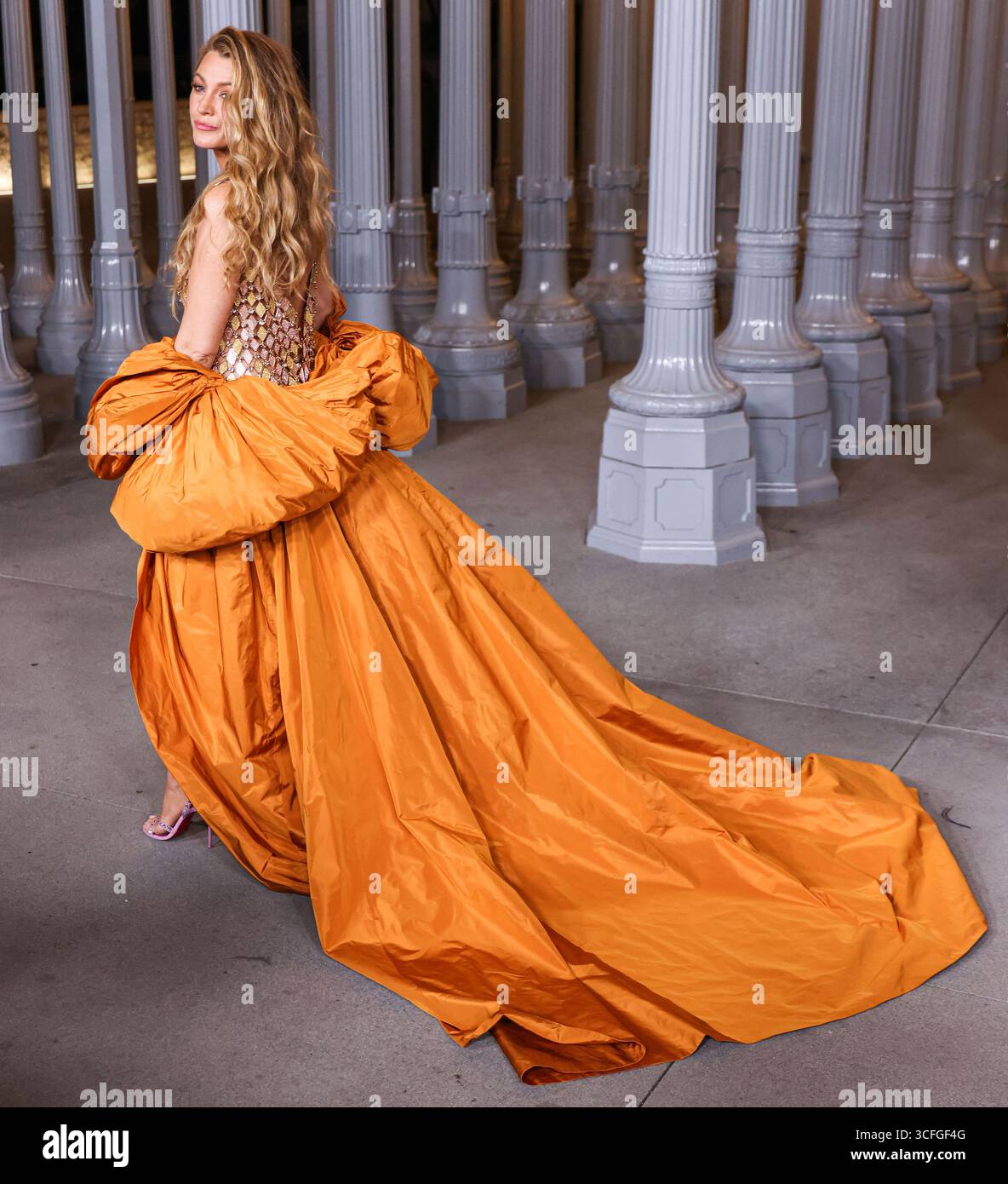 (FILE) Blake Lively à Star In et à produire Lionsgate action ROM-COM "The Survival List". MIRACLE MILE, LOS ANGELES, CALIFORNIE, États-Unis - NOVEMBRE 02 : L'actrice américaine Blake Lively portant une mini-maille à mailles à la main de la collection Tamara Ralph automne 2023 accompagnée d'une opulente cape de taffetas de soie topaze arrive au 13e Gala annuel LACMA Art + film 2024 présenté par Gucci qui s'est tenu au Los Angeles County Museum of Art le 2 novembre 2024 à Miracle Mile, Los Angeles, Californie, États-Unis. (Photo de Xavier Collin/image Press Agency) Banque D'Images