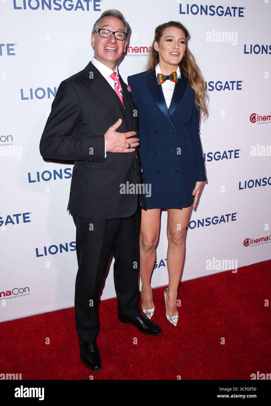 (FILE) Blake Lively à Star In et à produire Lionsgate action ROM-COM "The Survival List". LAS VEGAS, NEVADA, États-Unis - AVRIL 26 : Paul Feig et l'actrice américaine Blake Lively portant une robe blazer Sonia Rykiel bleue, une chemise Aritzia et un noeud papillon saumâtre arrivent au CinemaCon 2018 - Lionsgate présentation tenue au Colosseum du Caesars Palace pendant le CinemaCon, la convention officielle de la National Association of Theatre Owners le 26 avril 2018 à Las Vegas, Nevada, États-Unis. (Photo de Xavier Collin/image Press Agency) Banque D'Images