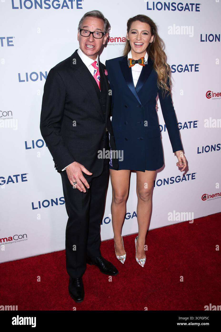 (FILE) Blake Lively à Star In et à produire Lionsgate action ROM-COM "The Survival List". LAS VEGAS, NEVADA, États-Unis - AVRIL 26 : Paul Feig et l'actrice américaine Blake Lively portant une robe blazer Sonia Rykiel bleue, une chemise Aritzia et un noeud papillon saumâtre arrivent au CinemaCon 2018 - Lionsgate présentation tenue au Colosseum du Caesars Palace pendant le CinemaCon, la convention officielle de la National Association of Theatre Owners le 26 avril 2018 à Las Vegas, Nevada, États-Unis. (Photo de Xavier Collin/image Press Agency) Banque D'Images