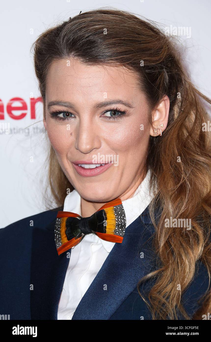 (FILE) Blake Lively à Star In et à produire Lionsgate action ROM-COM "The Survival List". LAS VEGAS, NEVADA, États-Unis - AVRIL 26 : L'actrice américaine Blake Lively portant une robe blazer Sonia Rykiel bleue, une chemise Aritzia et un noeud papillon saumâtre arrive au CinemaCon 2018 - Lionsgate présentation tenue au Colosseum au Caesars Palace pendant le CinemaCon, la convention officielle de la National Association of Theatre Owners le 26 avril 2018 à Las Vegas, Nevada, États-Unis. (Photo de Xavier Collin/image Press Agency) Banque D'Images