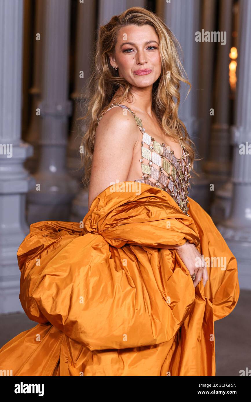 (FILE) Blake Lively à Star In et à produire Lionsgate action ROM-COM "The Survival List". MIRACLE MILE, LOS ANGELES, CALIFORNIE, États-Unis - NOVEMBRE 02 : L'actrice américaine Blake Lively portant une mini-maille à mailles à la main de la collection Tamara Ralph automne 2023 accompagnée d'une opulente cape de taffetas de soie topaze arrive au 13e Gala annuel LACMA Art + film 2024 présenté par Gucci qui s'est tenu au Los Angeles County Museum of Art le 2 novembre 2024 à Miracle Mile, Los Angeles, Californie, États-Unis. (Photo de Xavier Collin/image Press Agency) Banque D'Images
