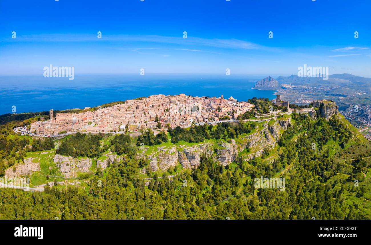 Vue panoramique aérienne de la ville d'Erice. Erice est une ville médiévale pittoresque située près de la ville de Trapani en Sicile, en Italie. Banque D'Images