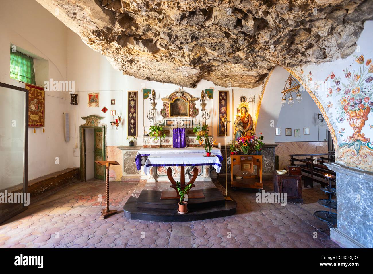 Taormina, Italie - 27 mars 2023 : Eglise de notre-Dame du Rocher ou Chiesa Madonna della Rocca intérieur, il est situé dans la ville de Taormina, île Sicile i Banque D'Images