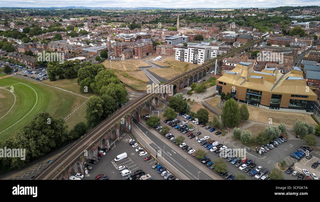 Vue aérienne par drone du centre-ville de Worcester, en Angleterre - montrant le viaduc ferroviaire, l'hippodrome et la bibliothèque Hive avec toit doré. Banque D'Images