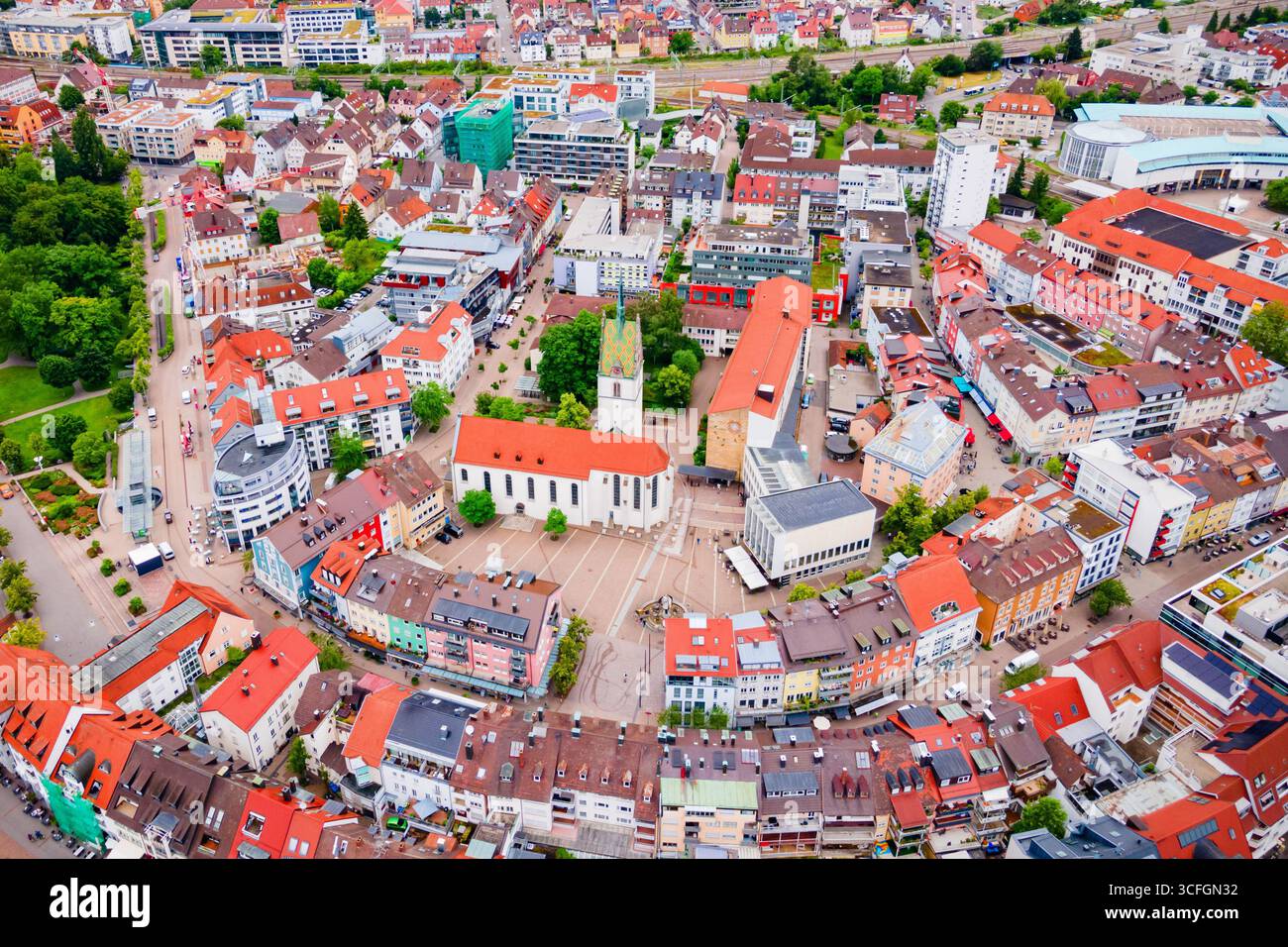 Vue panoramique aérienne de la vieille ville de Friedrichshafen. Friedrichshafen est une ville sur les rives du lac de Constance ou de Bodensee en Bavière, Allemagne. Banque D'Images