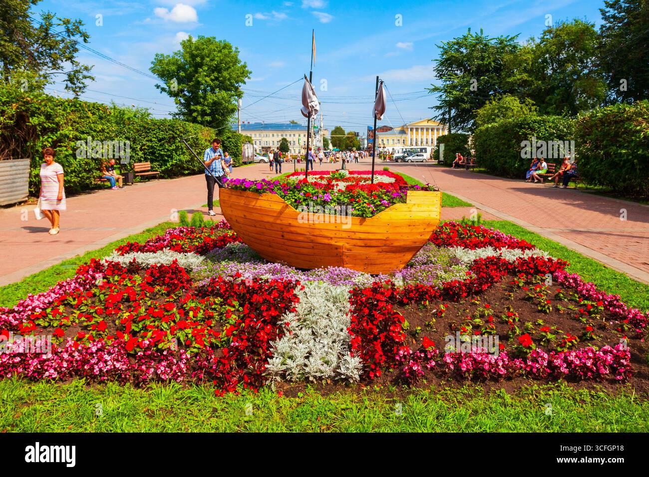 KOSTROMA, RUSSIE - 06 AOÛT 2020 : jardin de fleurs et parc dans la ville de Kostroma, anneau d'or de Russie Banque D'Images