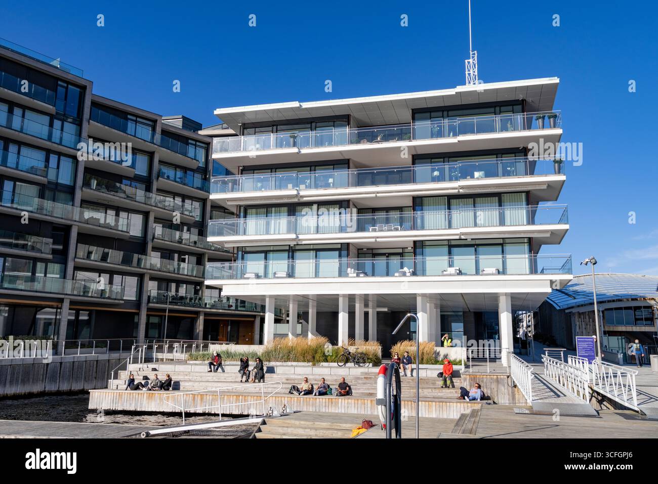 Oslo, Norvège, appartements en bord de mer surplombant le fjord d'Oslo, dans le cadre du programme de rénovation de la ville du fjord dans le district de Tjuvholmen, en Europe, 2024 Banque D'Images