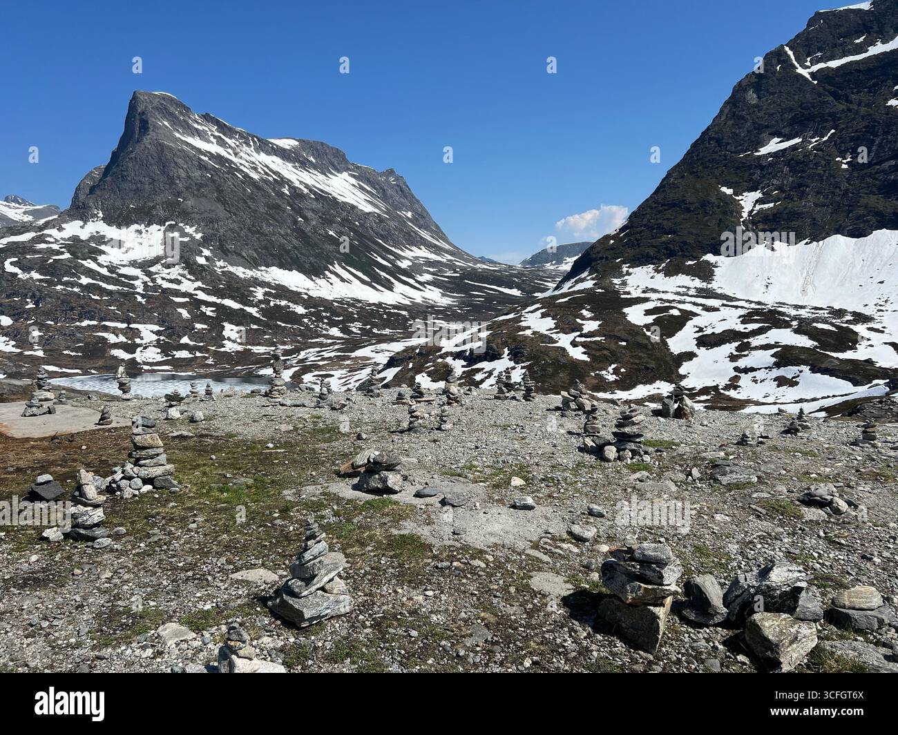 cairns parmi les montagnes norvégiennes trollstigen - Image de stock capturée avec un smartphone