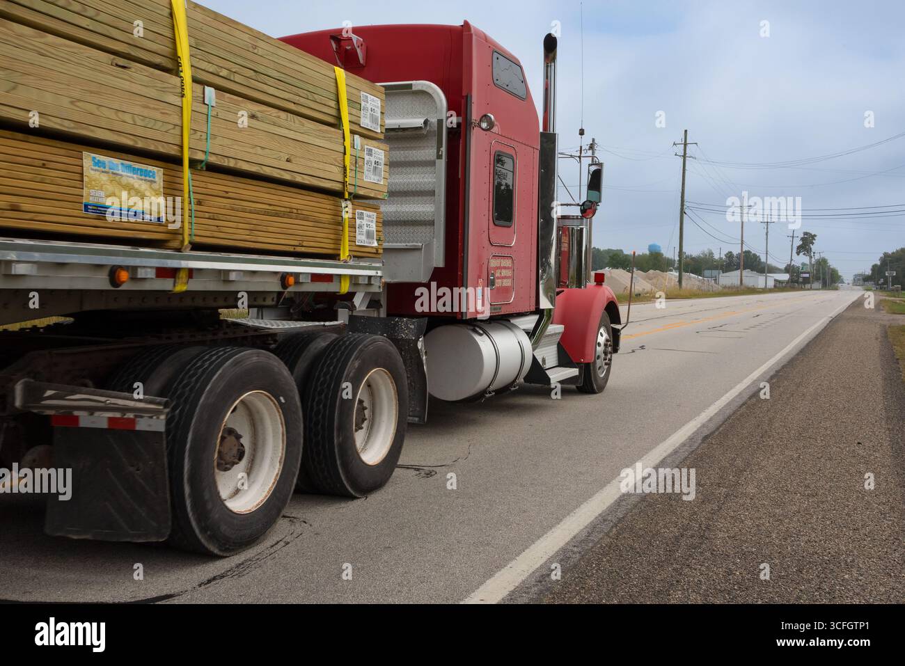 Camion semi-remorque voyageant sur une autoroute à deux voies avec une charge de bois, États-Unis. Banque D'Images