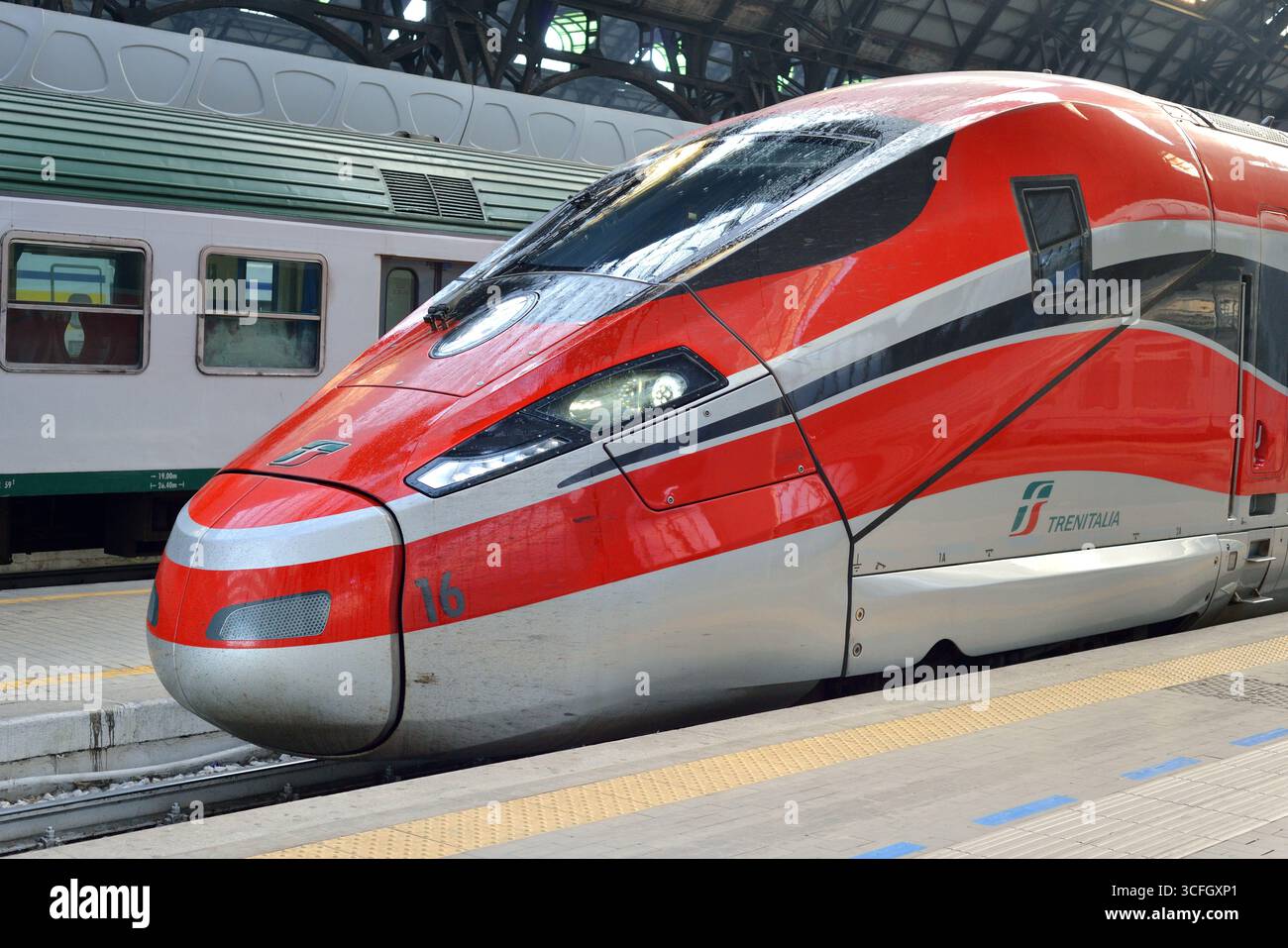 Le train Frecciarossa s'est arrêté à la gare centrale de Milan Banque D'Images