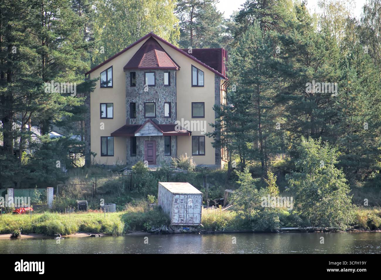 Grande maison d'architecture de style moderne sur les rives de la rivière Svir dans le nord-est de l'oblast de Leningrad, Russie. La rivière coule de Lake on Banque D'Images