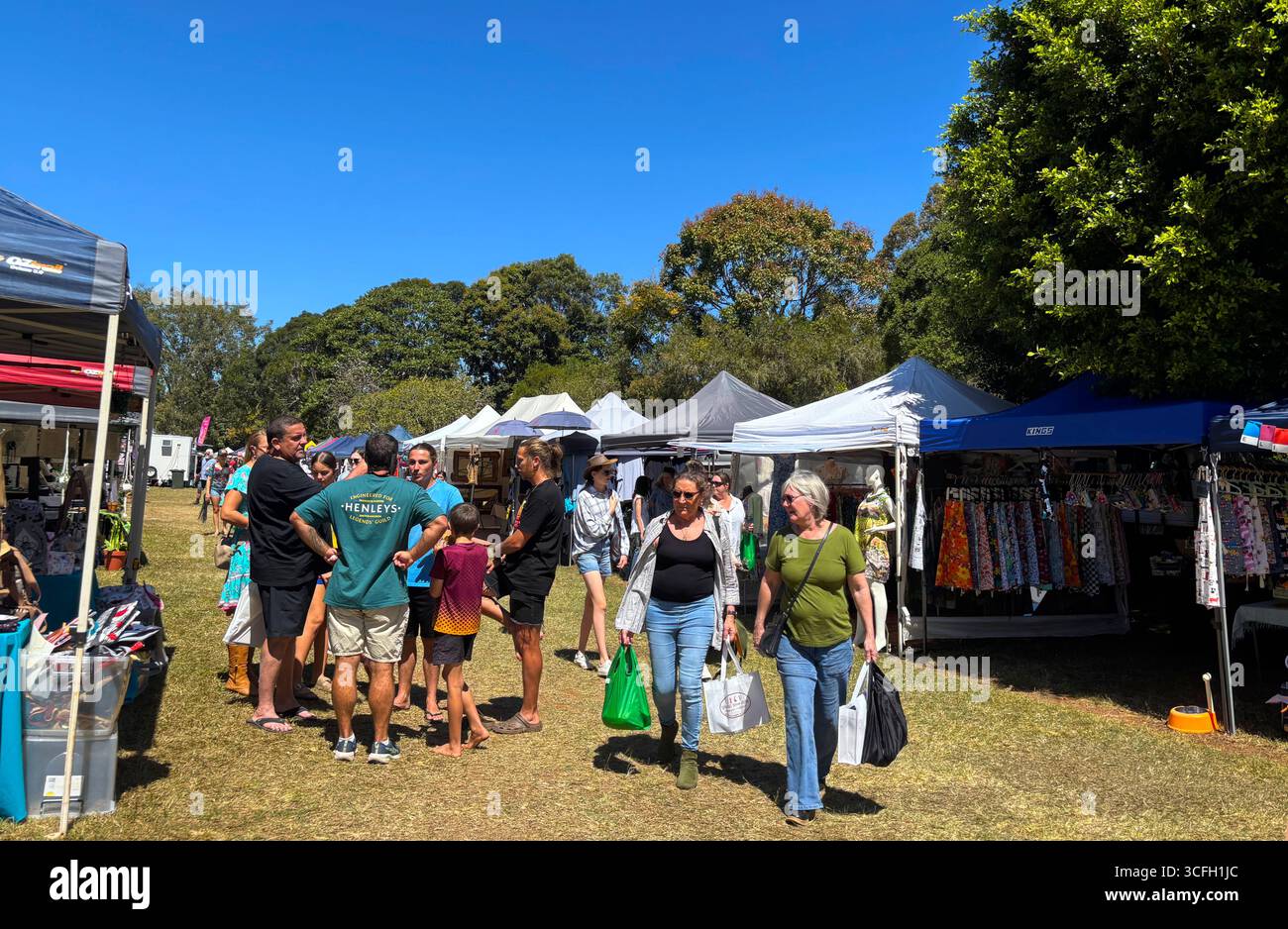 Les gens parlent et regardent les stands, les marchés de Yungaburra, Atherton Tablelands, Queensland, Australie. Pas DE MR ou PR - Image de stock capturée avec un smartphone