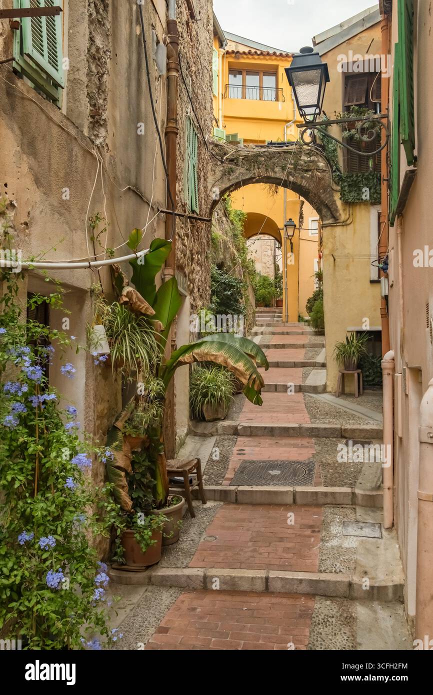 Belle rue étroite de Menton, une station balnéaire sur la Côte d'Azur, France. Banque D'Images