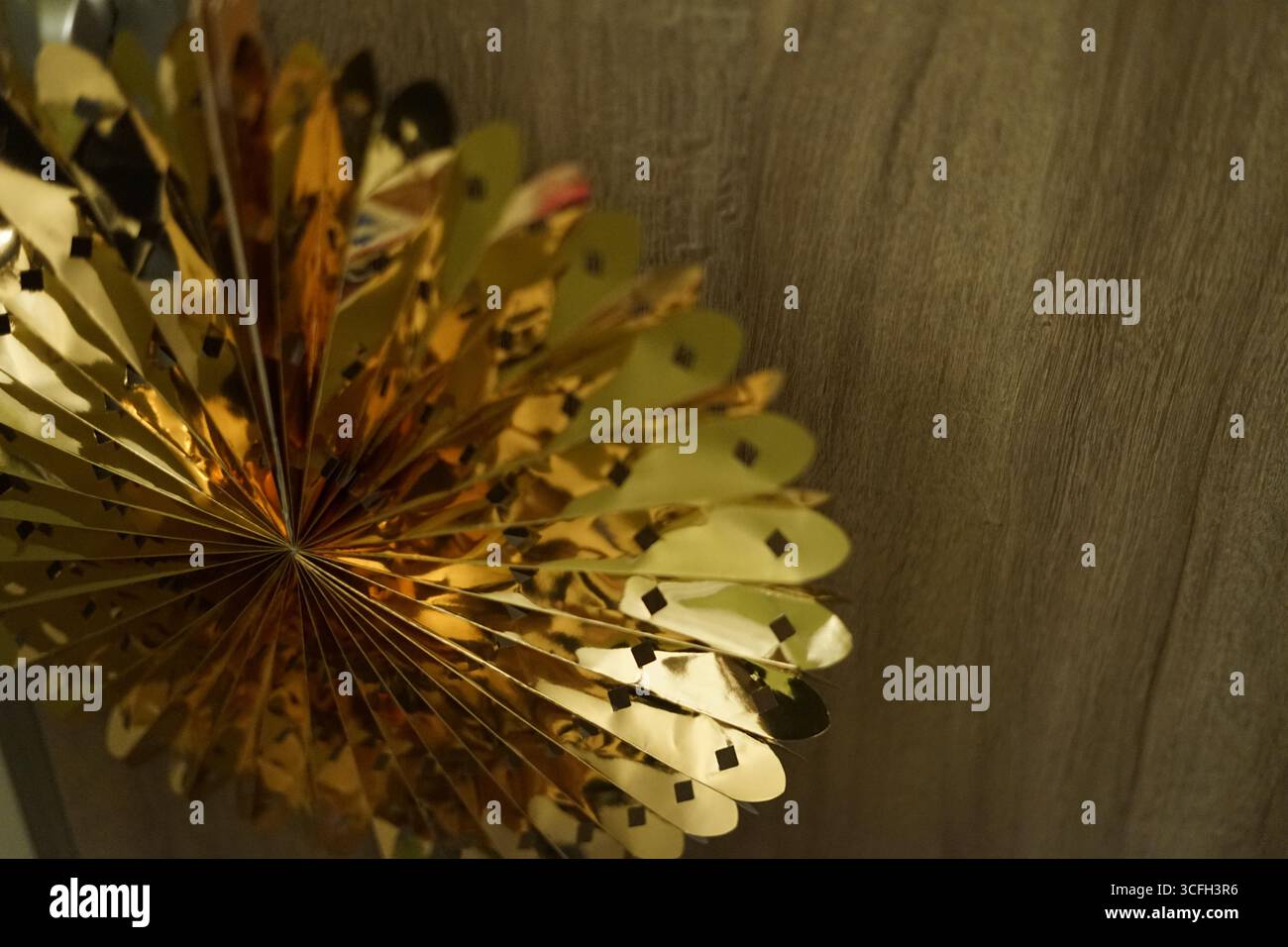 Une superbe décoration dorée ajoute une touche d'élégance à toute célébration festive, reflétant magnifiquement la lumière et améliorant l'ambiance. Banque D'Images