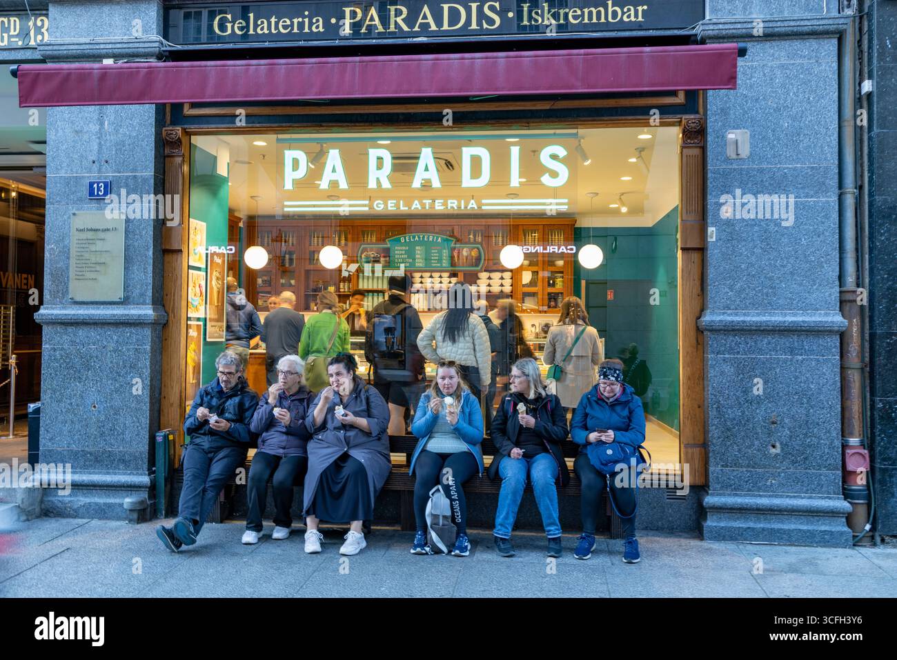 Oslo, Norvège, Paradis Gelateria glace Creamery, ligne de femmes assises dehors mangeant de la crème glacée assise sur un banc, Scandanavie, Europe, 2024 Banque D'Images
