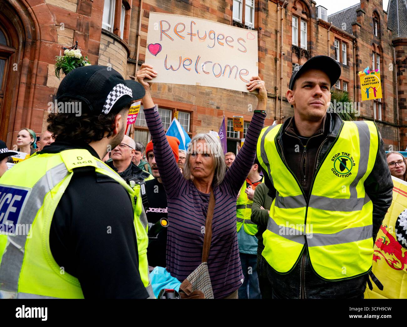 Perth, Écosse, Royaume-Uni. 23 août 2025. Manifestation d'un groupe anti-immigration abolissant le système d'asile devant le Radisson Blu Hotel dans le centre-ville de Perth. Les groupes protestaient contre le logement des migrants à l'hôtel. Une contre-manifestation organisée par des groupes pro-réfugiés a eu lieu en face. Iain Masterton/Alamy Live News Banque D'Images