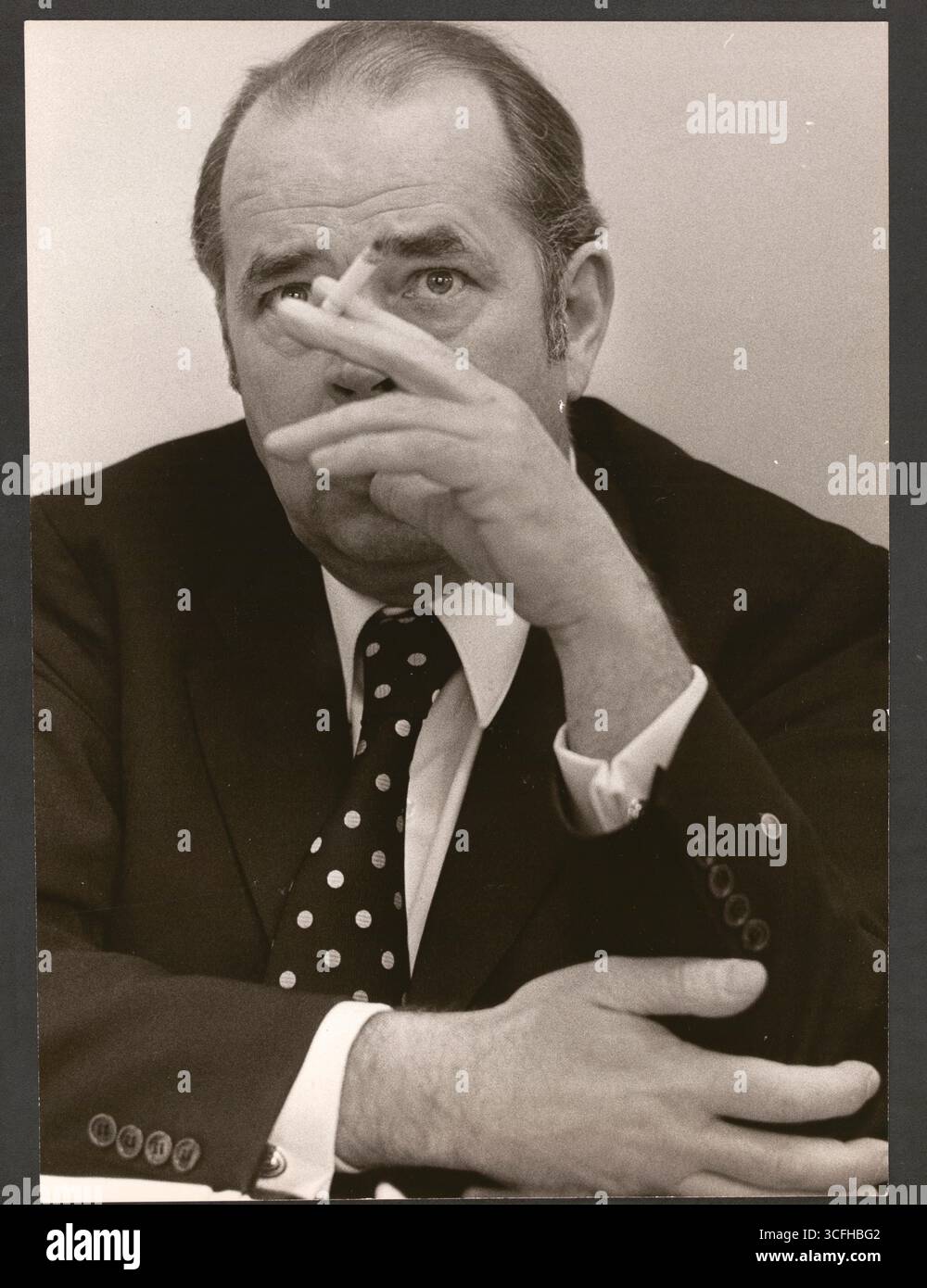 Portrait des SPD-Politikers Jürgen Girgensohn (*21.08.1924 / +24.07.2007) - Girgensohn War von 1970 bis 1983 Kultusminister des Landes Nordrhein-Westfalen und von 1966 bis 1985 Mitglied des Landtags NRW - von 1943 bis 1945 War er Panzersoldat an der Ostfront. Er gehörte der SS-Division „Wiking“ an. Nach dem 2. Weltkrieg wandelte er sich zum aktiven Pazifisten. - , 1952 trat er als Lehrer in den Volksschuldienst ein - 1950 wurde er Mitglied der SPD - Foto vom 17.03.1975 Banque D'Images