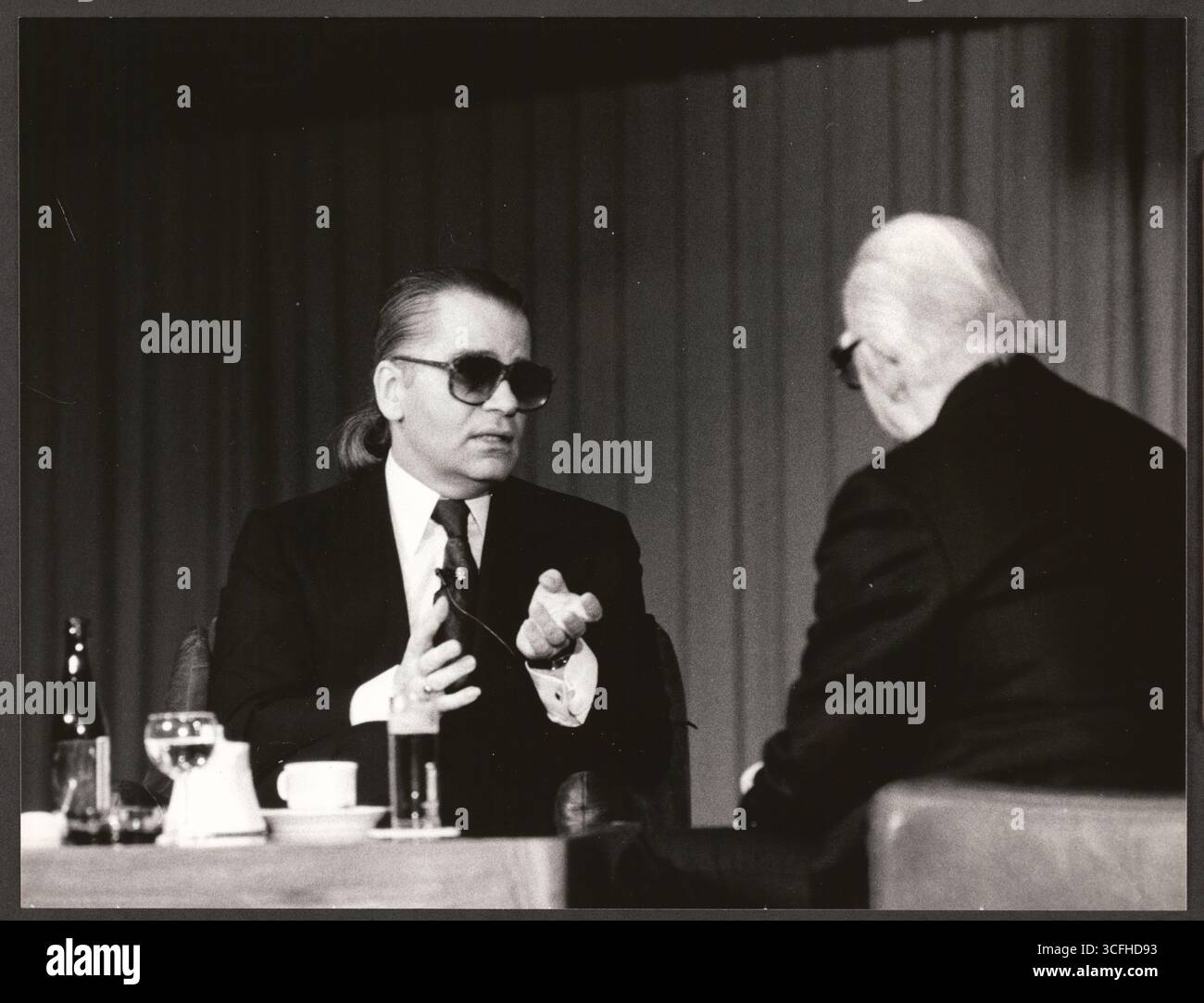 Der Modeschöpfer Karl Lagerfeld (g.) im Gespräch mit dem Fernseh-Journalisten Werner Höfer - Foto vom 12.12.1986 Banque D'Images