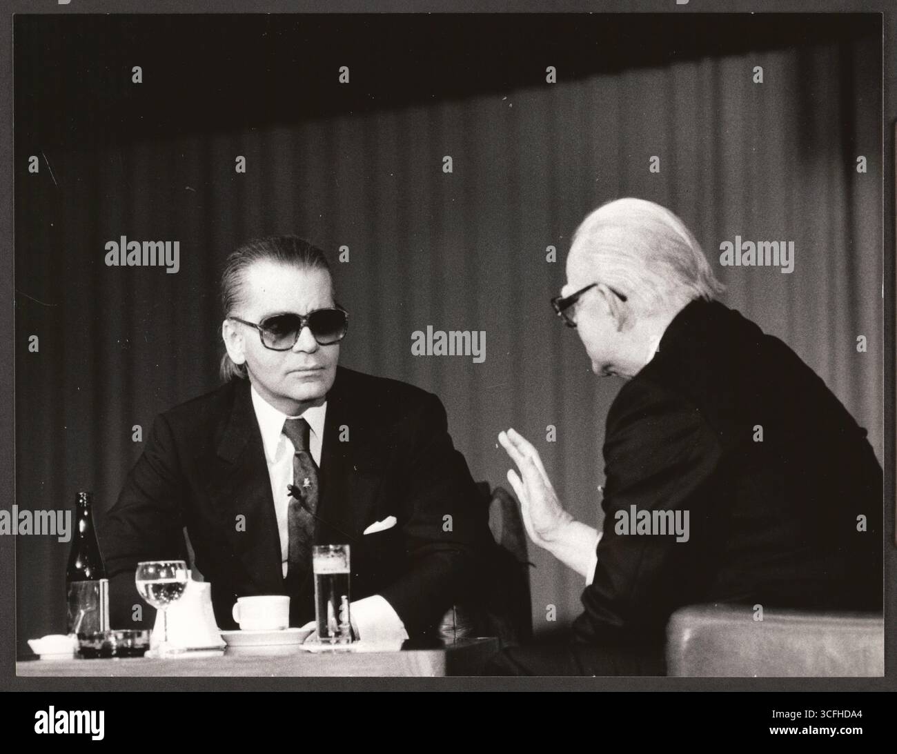Der Modeschöpfer Karl Lagerfeld (g.) im Gespräch mit dem Fernseh-Journalisten Werner Höfer - Foto vom 12.12.1986 Banque D'Images