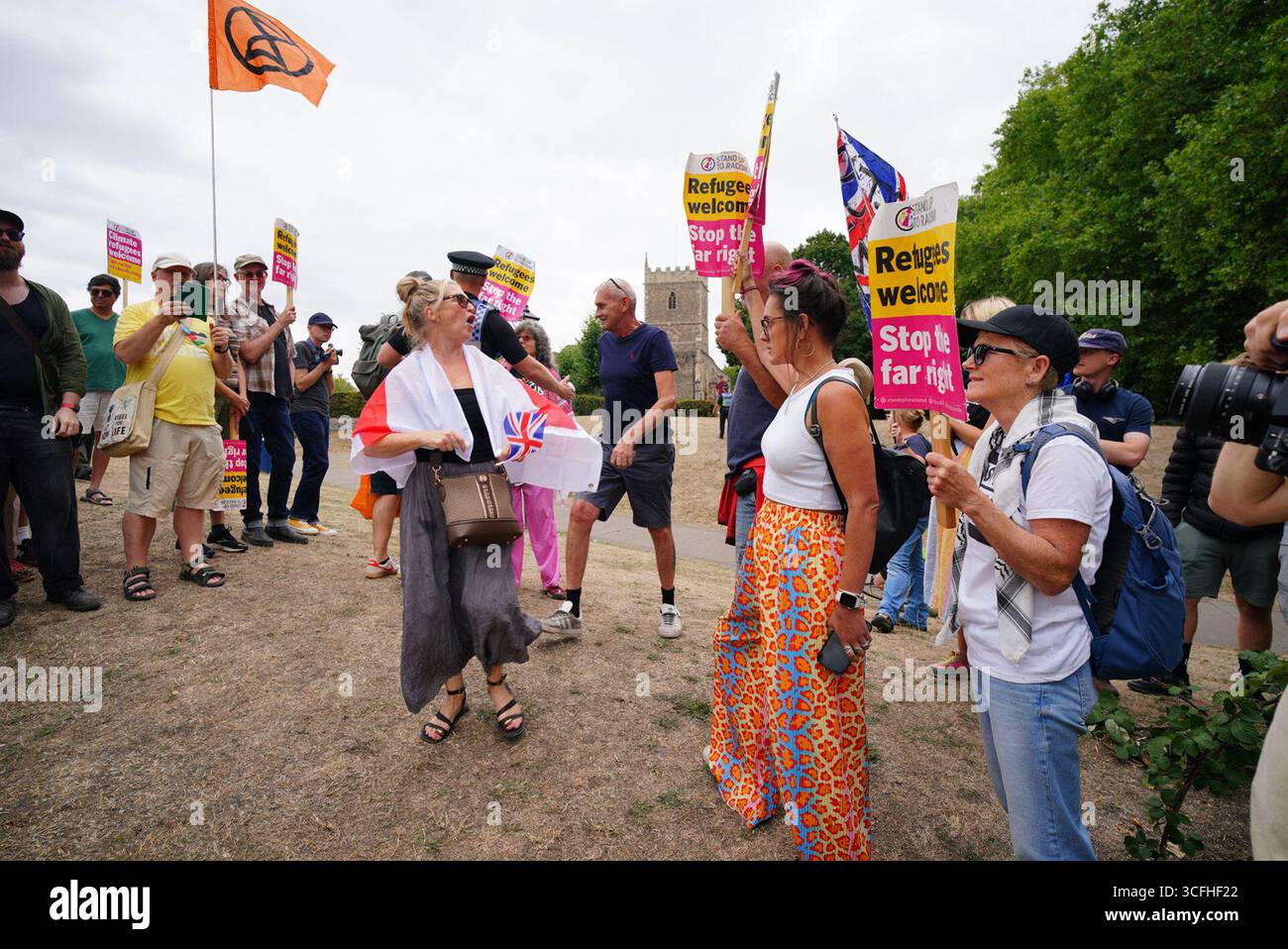 Abolir le système d'asile les manifestants et les contre-manifestants à Castle Park à Bristol. Date de la photo : samedi 23 août 2025. Banque D'Images Abolir le système d'asile les manifestants et les contre-manifestants à Castle Park à Bristol. Date de la photo : samedi 23 août 2025. Banque D'Images