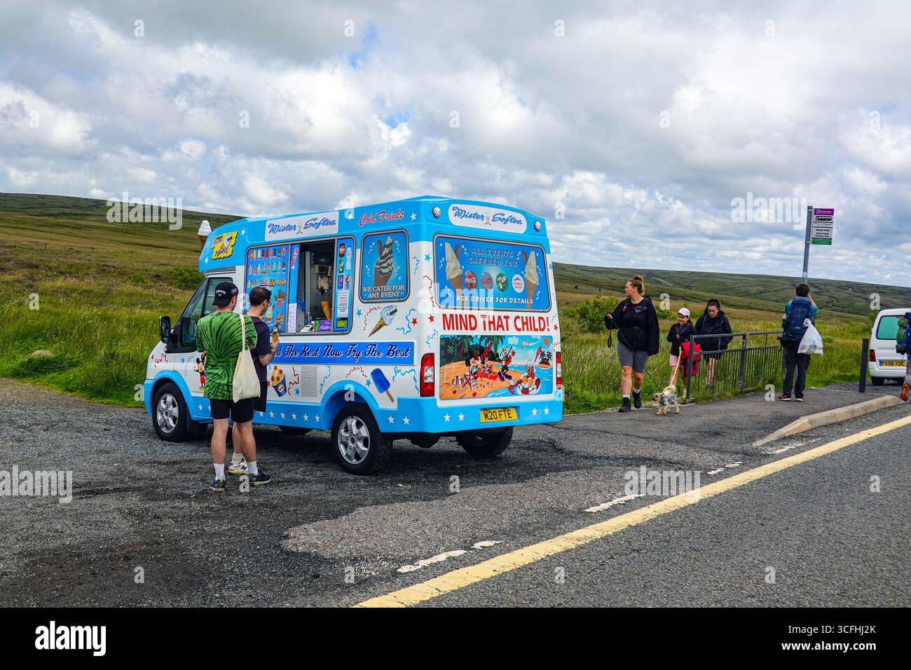 Minibus de crème glacée au top Snake Pass, Pennine Way, été dans le parc national de Peak District, Peaks, Derbyshire, Royaume-Uni Banque D'Images Minibus de crème glacée au top Snake Pass, Pennine Way, été dans le parc national de Peak District, Peaks, Derbyshire, Royaume-Uni Banque D'Images