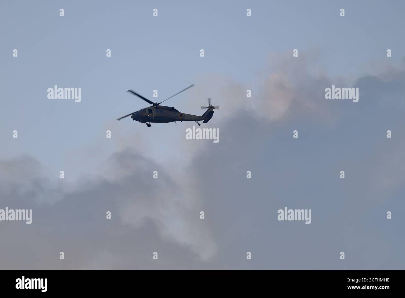 Israël Air Force Sikorsky S-70A Yanshuf UH-60 hélicoptère Black Hawk en vol avec train d'atterrissage en bas, mis contre les nuages du soir et la lumière pastel. Banque D'Images
