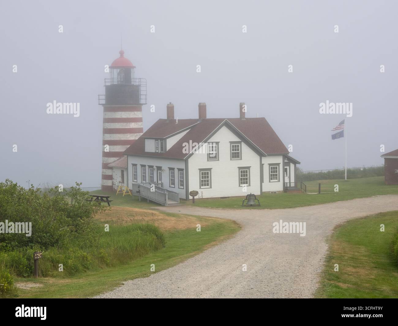 Le phare de West Quoddy Head dans le parc d'État de Quoddy Head à Lubec Maine est le point le plus à l'est des États-Unis contigus. Banque D'Images