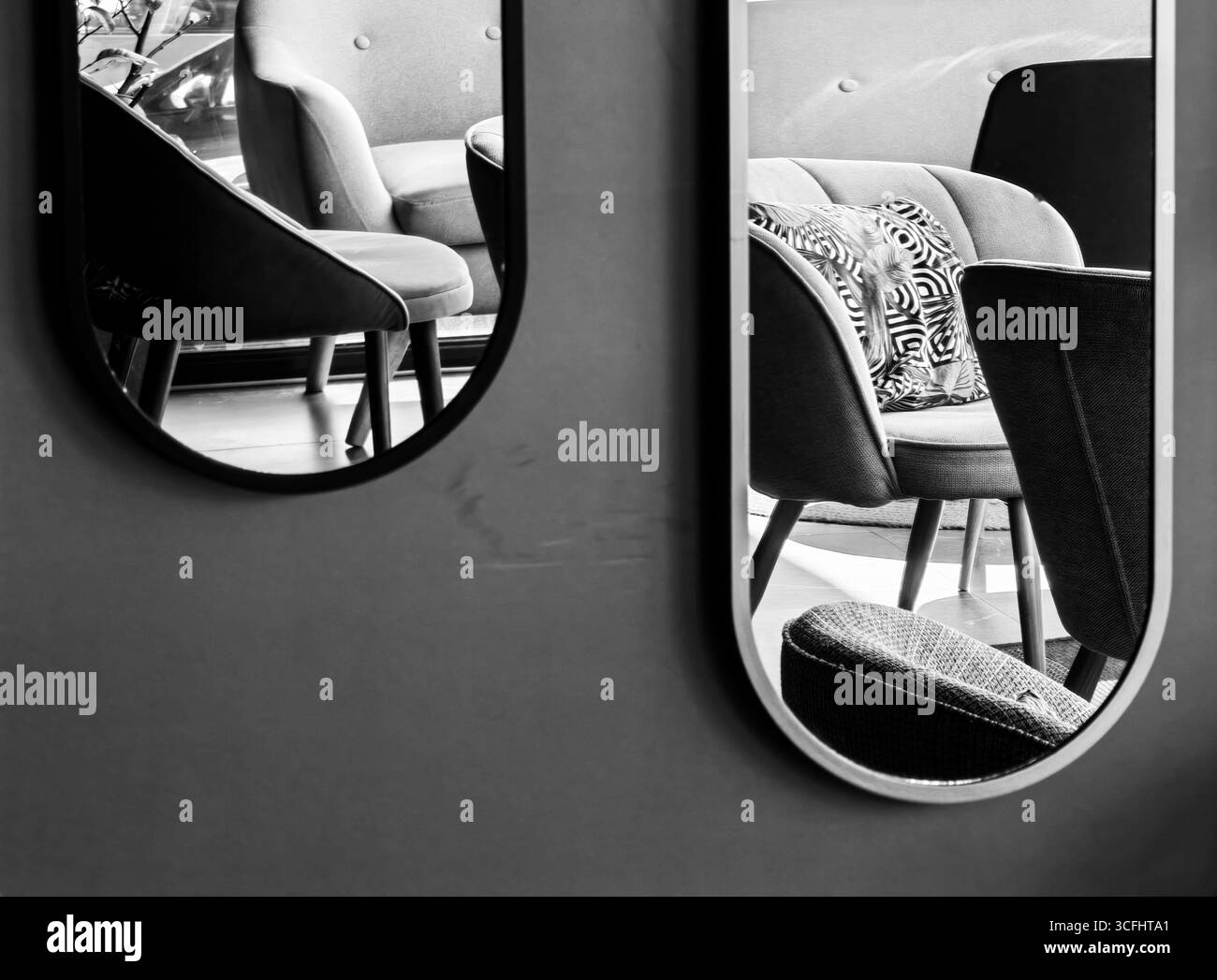 Miroirs muraux ovales reflets. Perspective créative. Intérieur du bar. Teintes monochromes. Banque D'Images