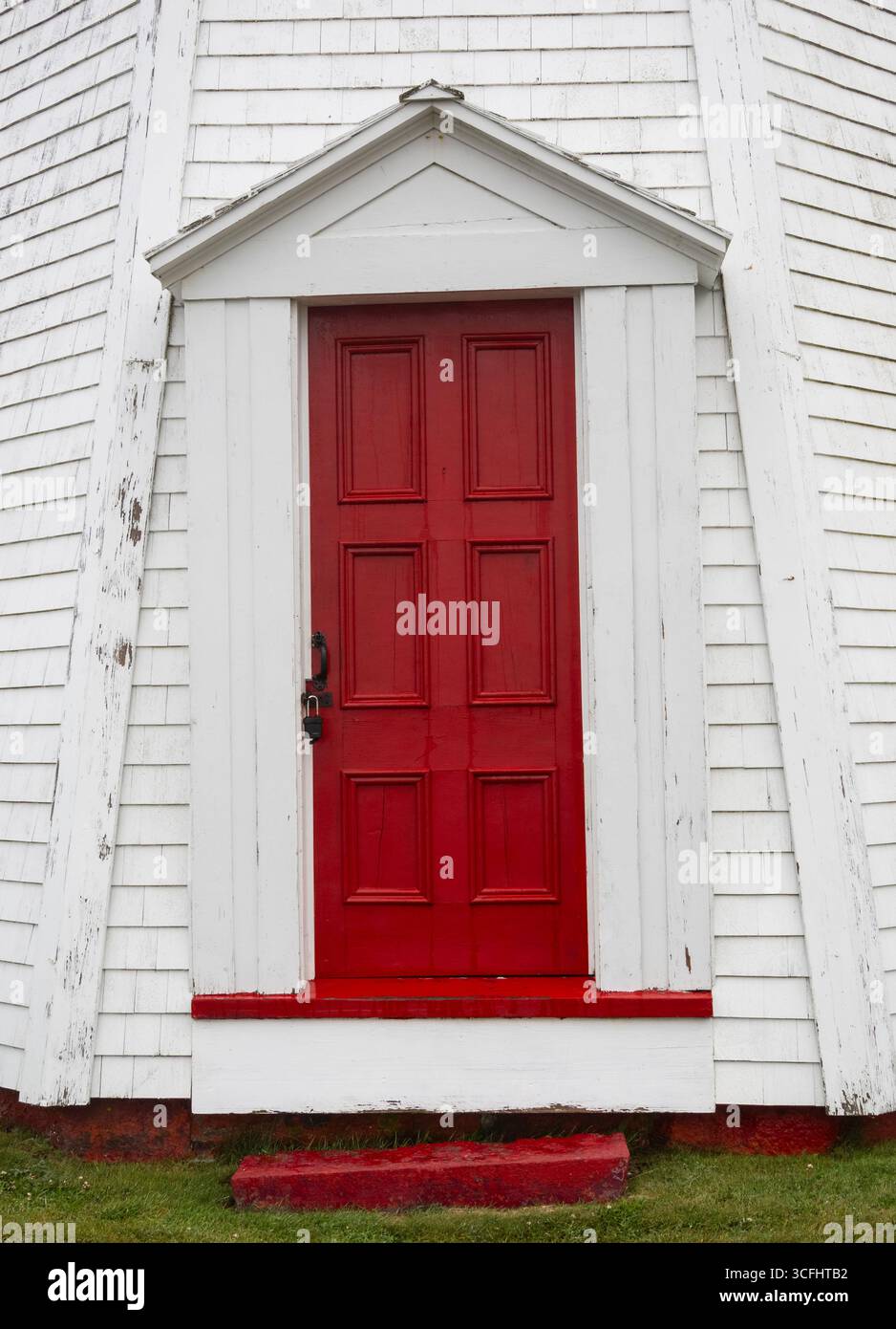 Porte rouge sur Mulholland point Lighthouse dans le parc international Roosevelt Campobello sur l'île Campobello Nouveau-Brunswick Canada par une journée brumeuse Banque D'Images
