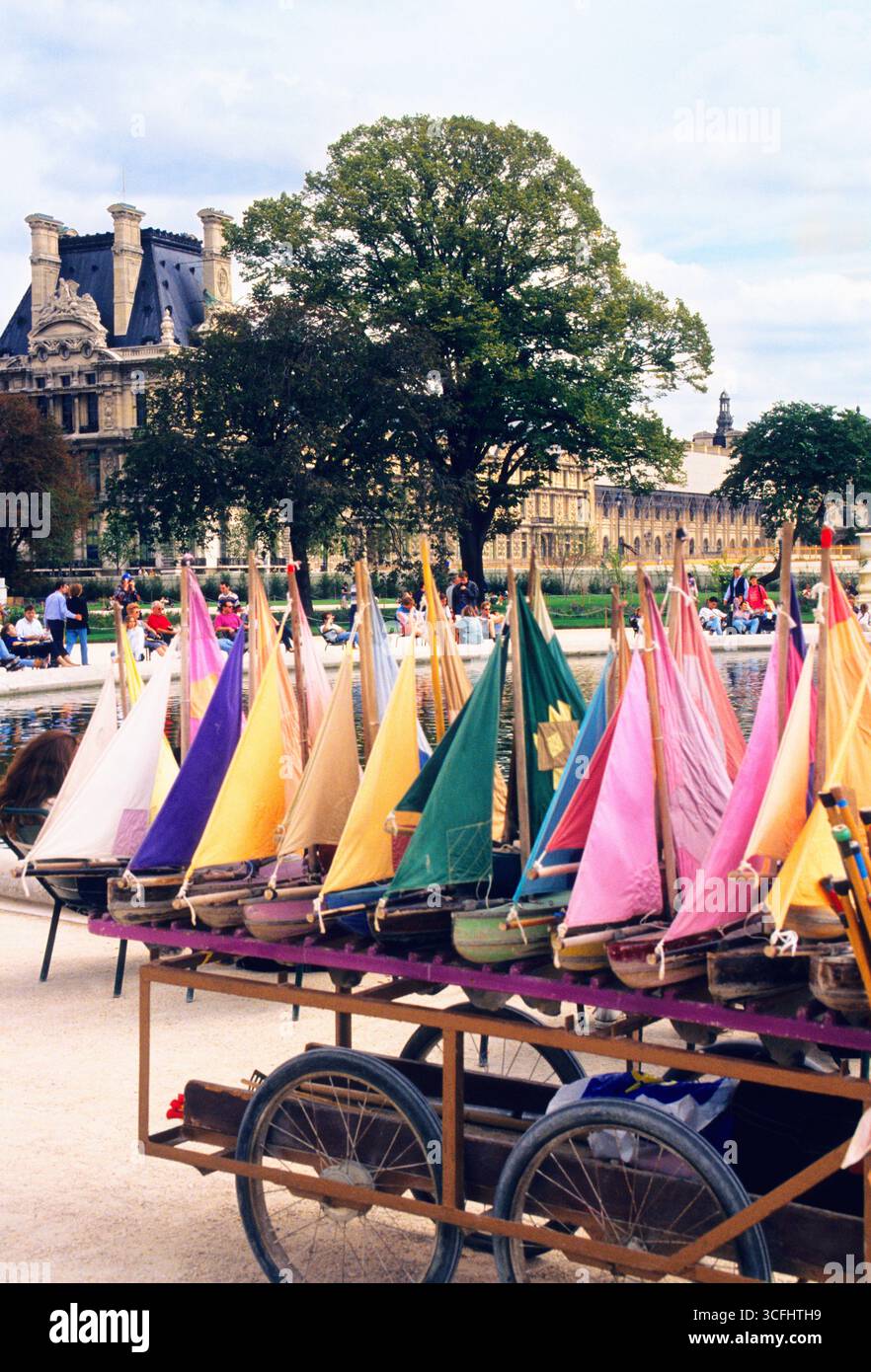 Paris France Parc public des Tuileries. Voiliers en bois jouet coloré à louer. Point de repère international. Activités de loisirs de l'enfant. Site historique Europe Banque D'Images