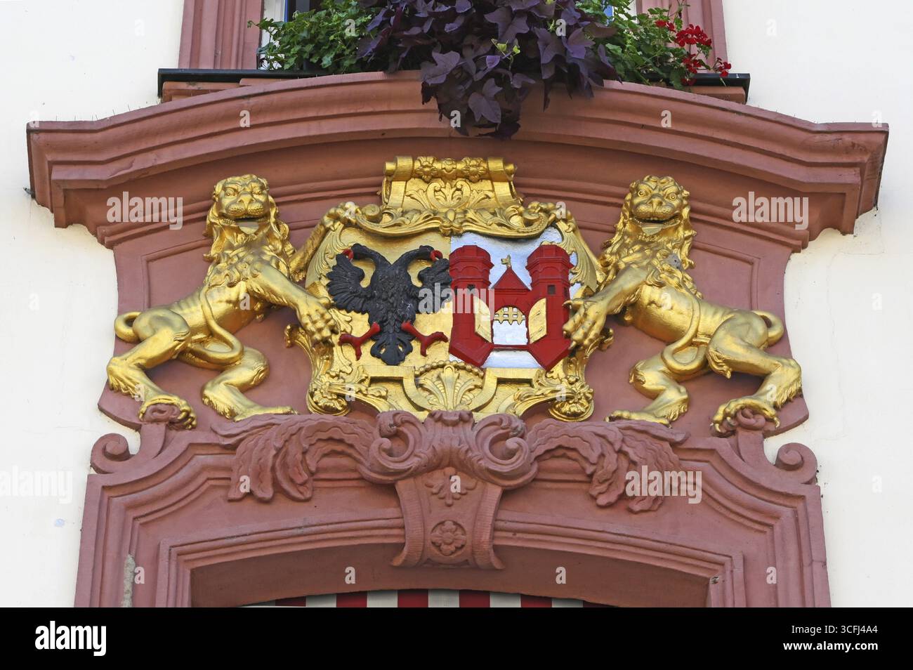 Armoiries de ville dorées avec figurine de lion sur la mairie, Offenburg, Bade-Wuerttemberg, Allemagne Banque D'Images