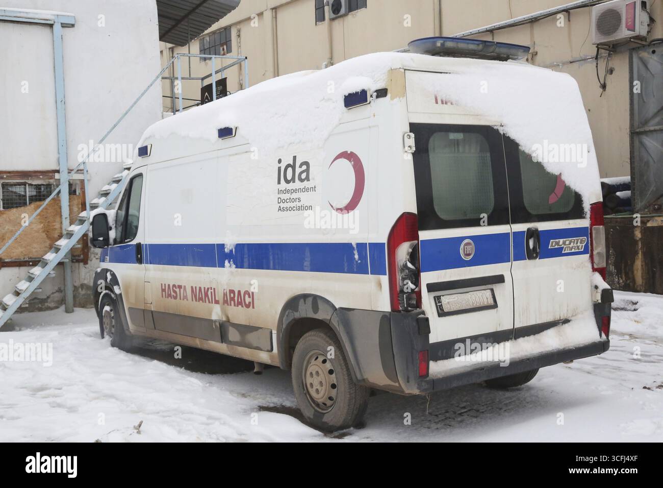 Une ambulance stationnée à l’entrée d’un camp informel de réfugiés, préparée à toute intervention médicale pour venir en aide aux Syriens déplacés. Alep, Syrie. Janv Banque D'Images