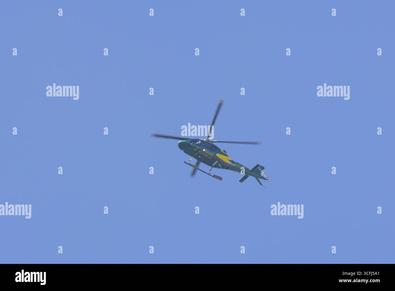 Agusta AW119 Koala Mk.II hélicoptère volant dans un ciel bleu, Angleterre, Royaume-Uni Banque D'Images
