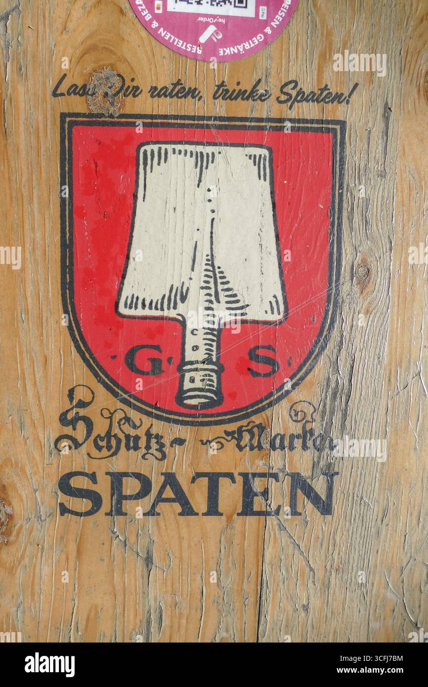 Vieux logo Spaten sur une table en bois dans un jardin de bière, Spatenbraeu, brasserie, bière, Allemagne Banque D'Images