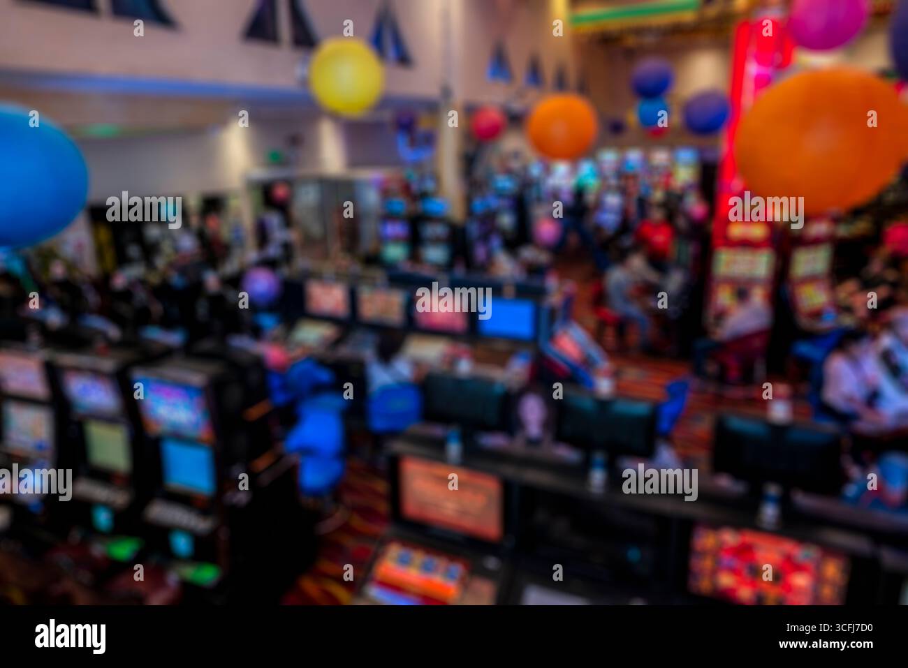 Vue floue sur les machines à sous et les gens dans la salle de casino Banque D'Images