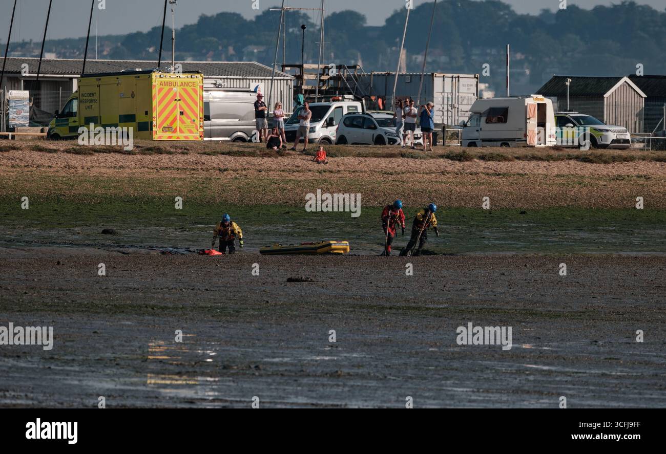 Les sauveteurs des garde-côtes commencent une opération de sauvetage d'urgence pour sauver un homme coincé dans la boue sur un kayak à Stanswood Bay Calshot Hampshire. Banque D'Images