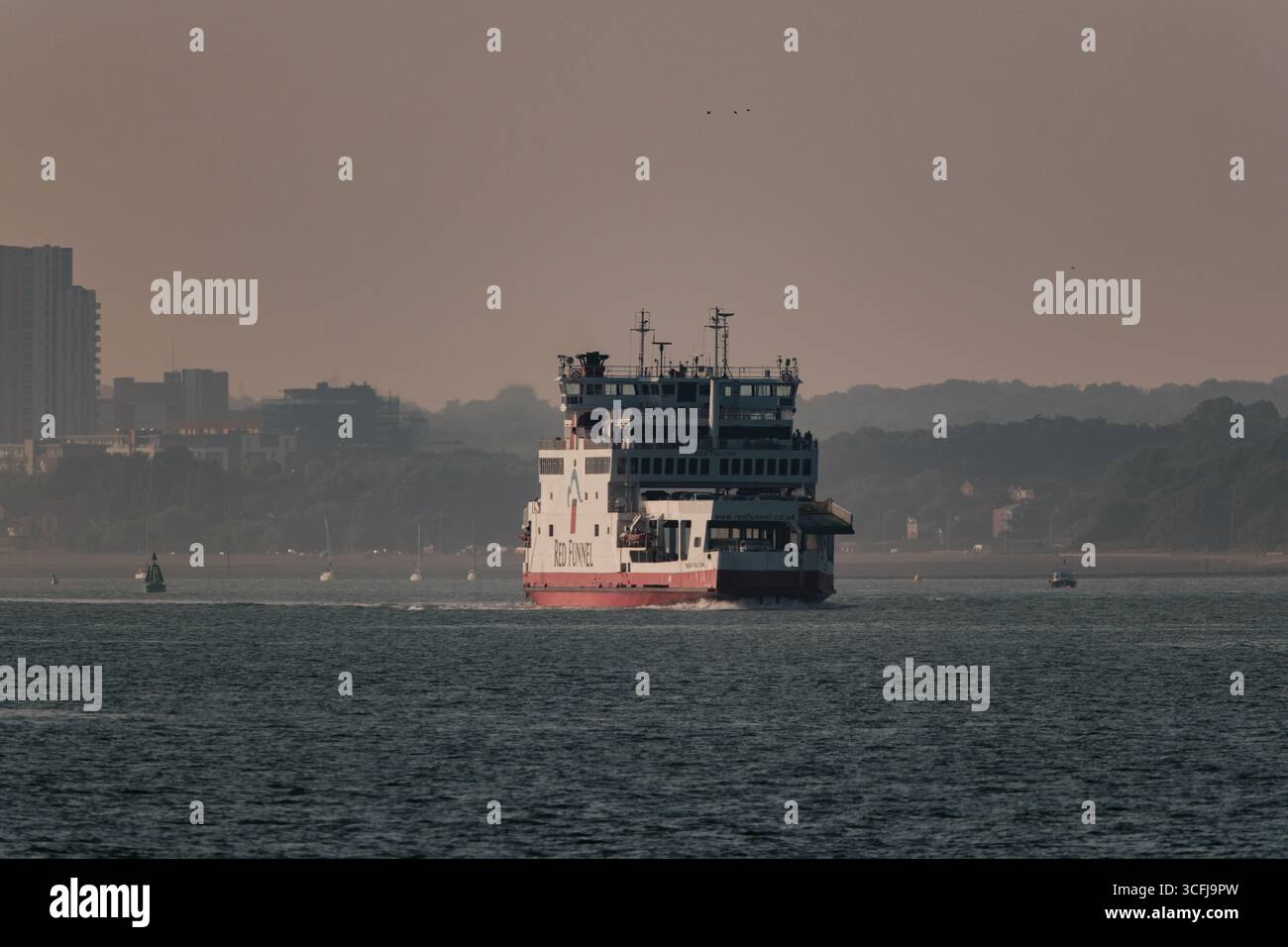 Le ferry Red Falcon fait partie de la flotte Red Funnel naviguant de Southampton et l'île de Wight dans le Solent vu depuis le hêtre de Calshot. Banque D'Images