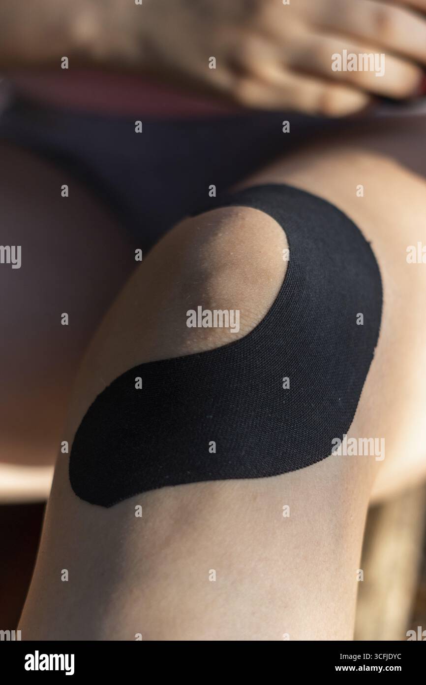 Jeune femme sportive avec bandage élastique sur sa jambe Banque D'Images