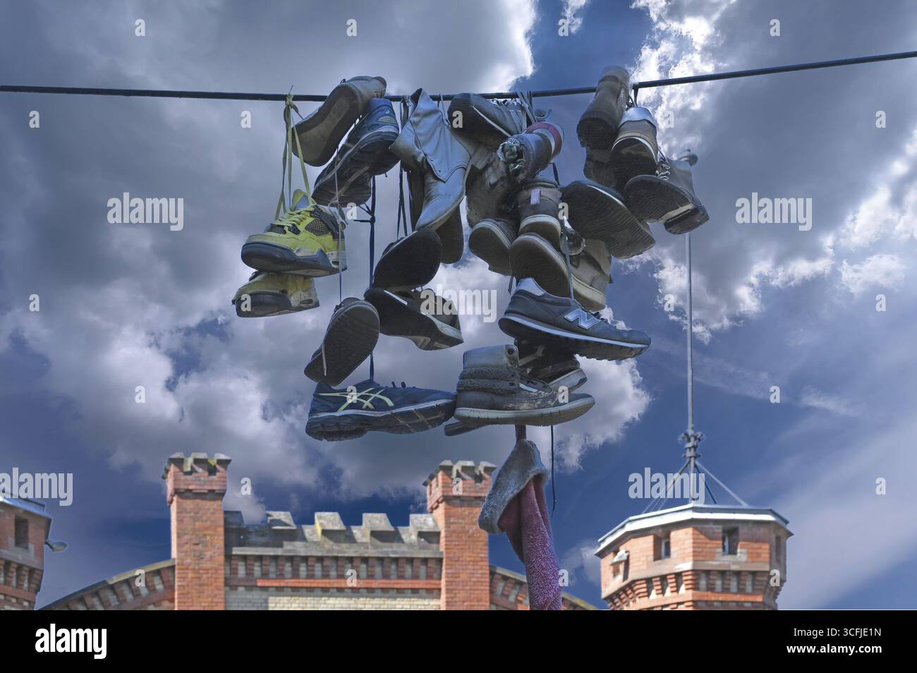 Chaussures suspendues en laisse dans la cour d'une maison résidentielle pour toxicomanes, chaque chaussure rappelle une personne décédée, Bade-Wuerttemberg Banque D'Images